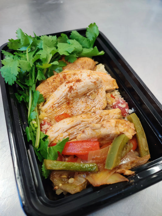 Freshly prepared keto-friendly Chicken Fajitas Bowl for a balanced diet